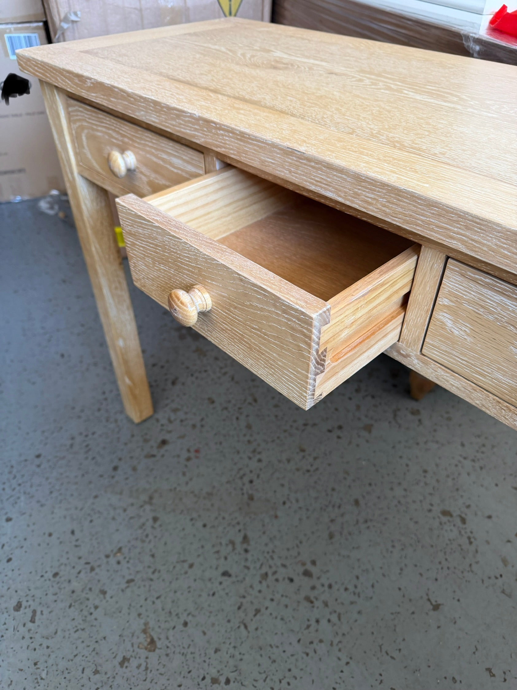INGLESHAM WHITEWASH OAK
Console Desk Quality Furniture Clearance Ltd