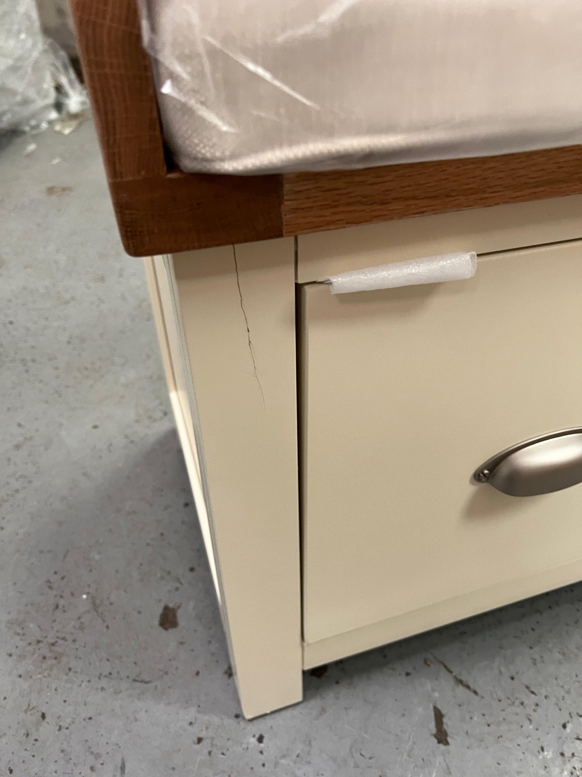 SUSSEX COTSWOLD CREAM
Four Drawer Shoe Bench with Cushion Quality Furniture Clearance Ltd