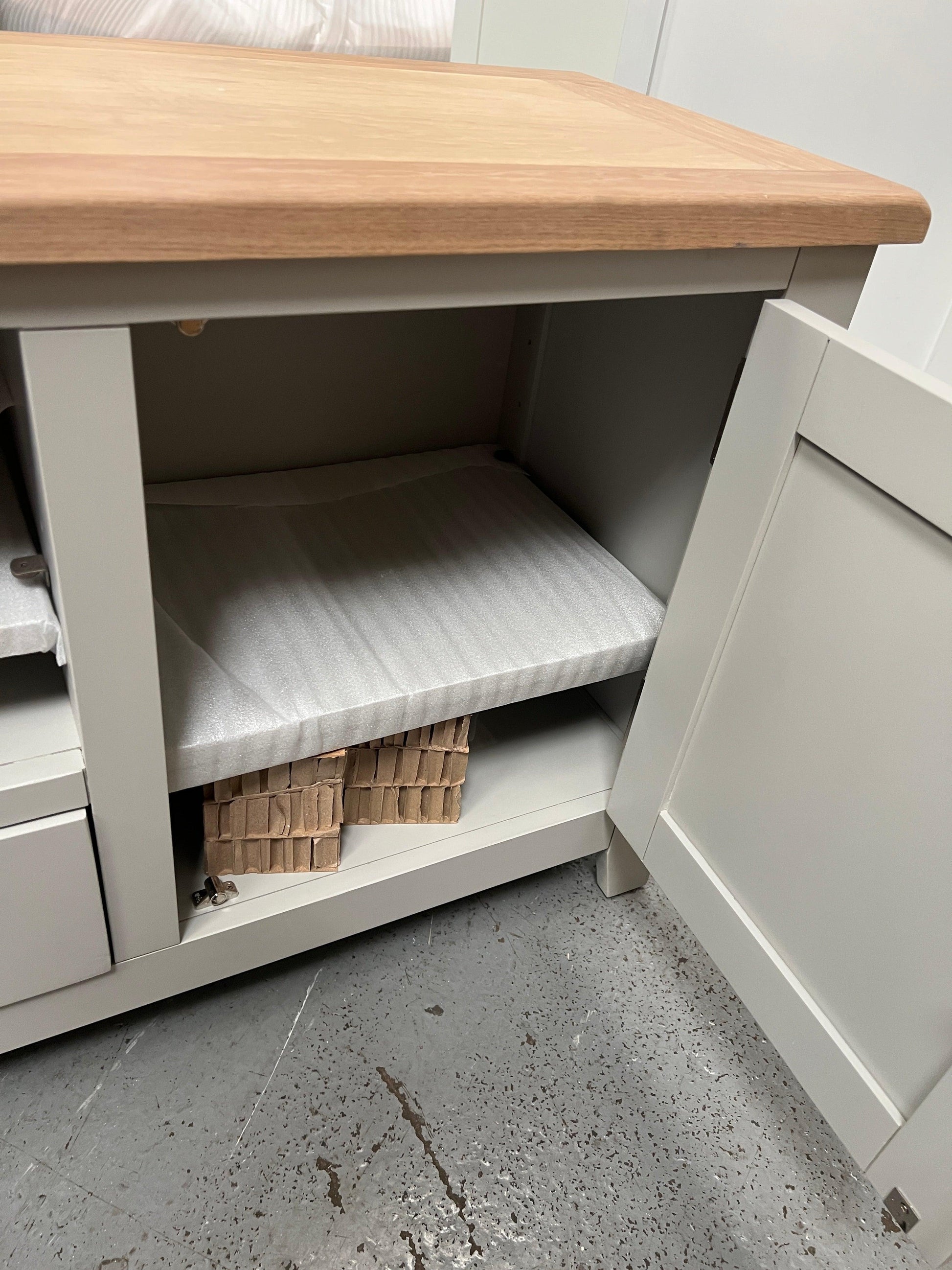CHESTER DOVE GREY
XXL TV Stand up to 90" Quality Furniture Clearance Ltd