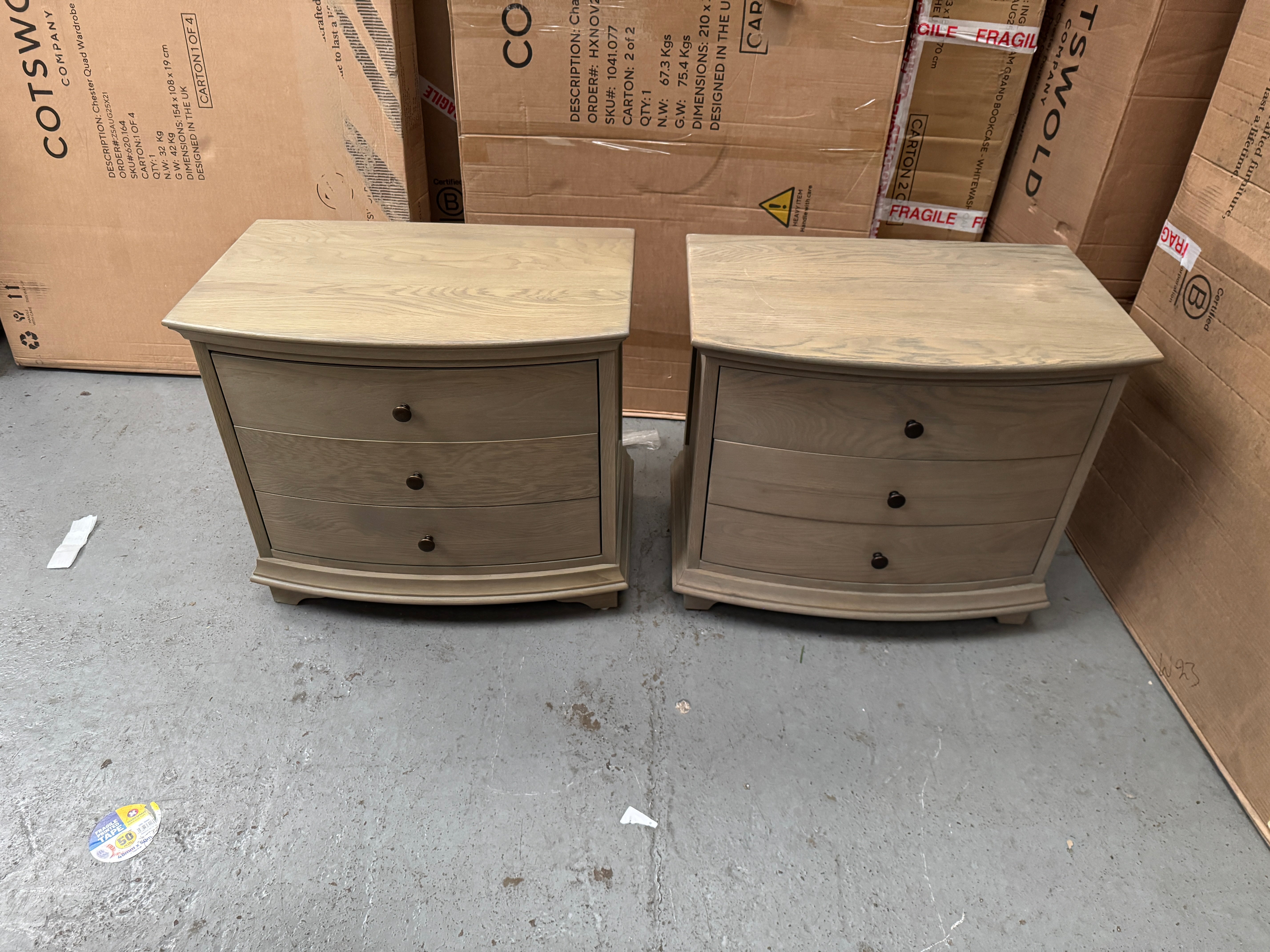 Set of 2 WINCHCOMBE SMOKED OAK
Winchcome Smoked Oak Wide 3 Drawer Bedside Quality Furniture Clearance Ltd