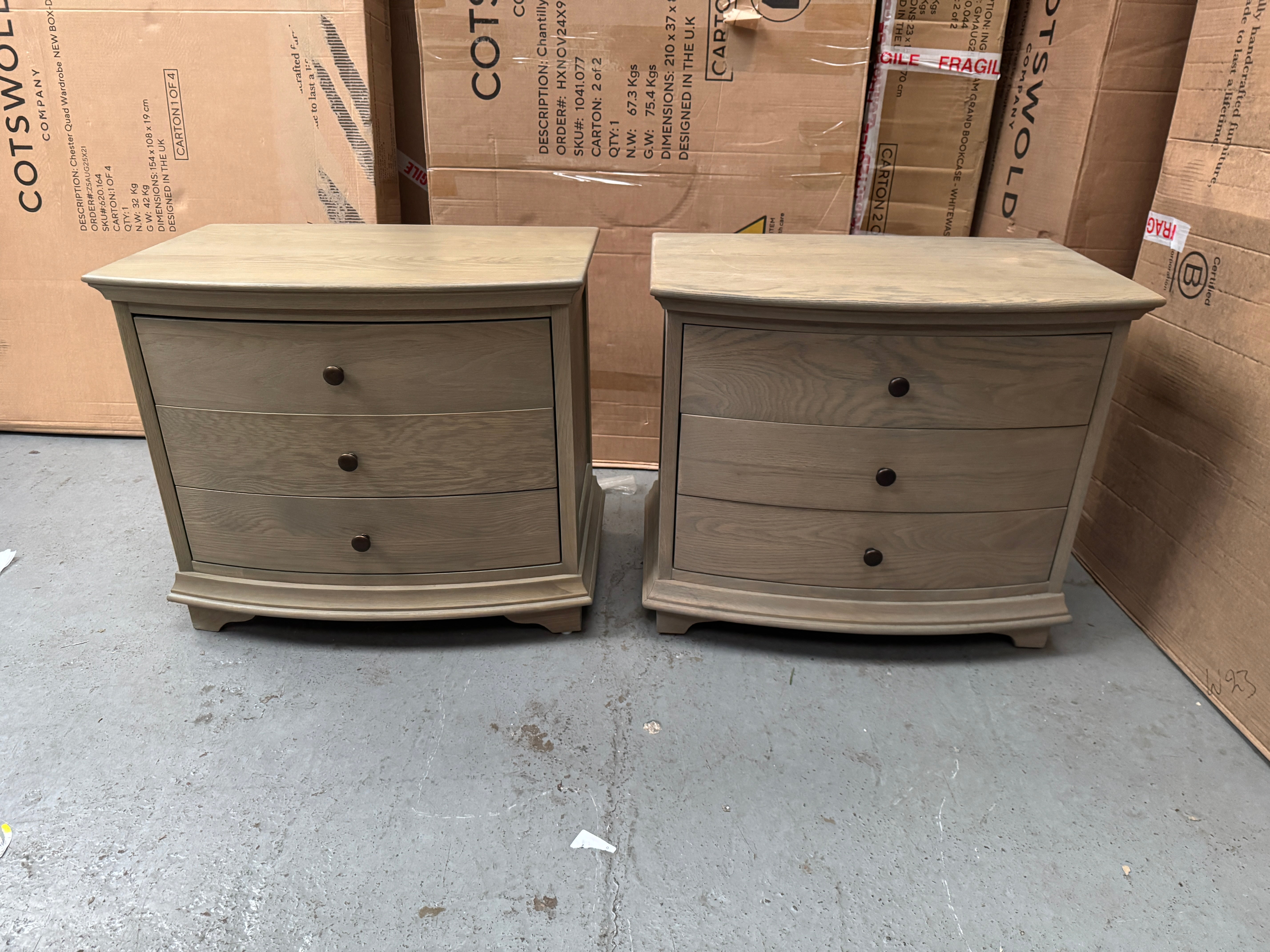 Set of 2 WINCHCOMBE SMOKED OAK
Winchcome Smoked Oak Wide 3 Drawer Bedside Quality Furniture Clearance Ltd