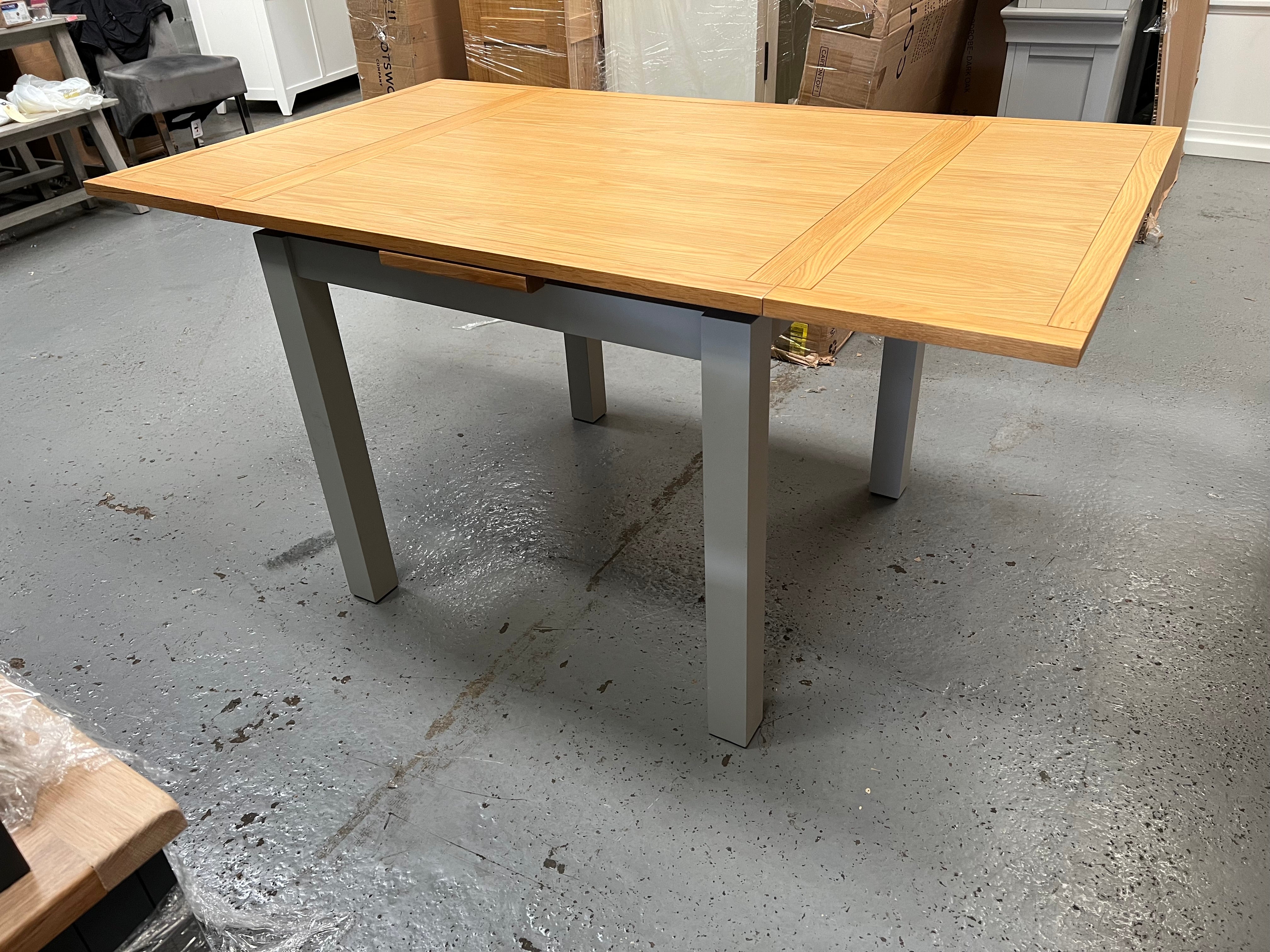 SIMPLY COTSWOLD PEBBLE GREY
4-6 Seater Extending Dining Table Quality Furniture Clearance Ltd