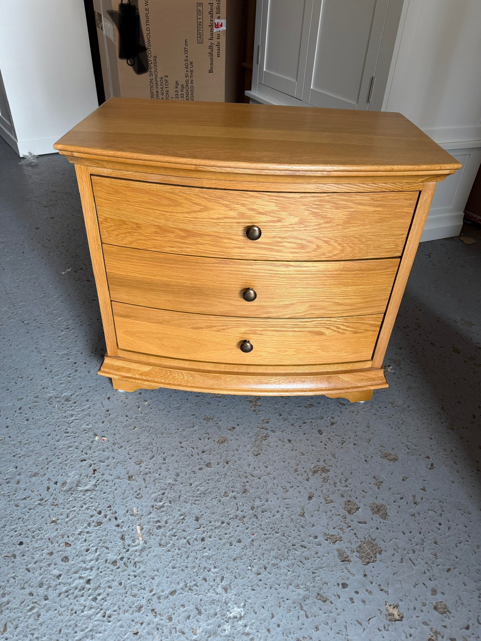 WINCHCOMBE OILED OAK
3 Drawer Wide Bedside Quality Furniture Clearance Ltd