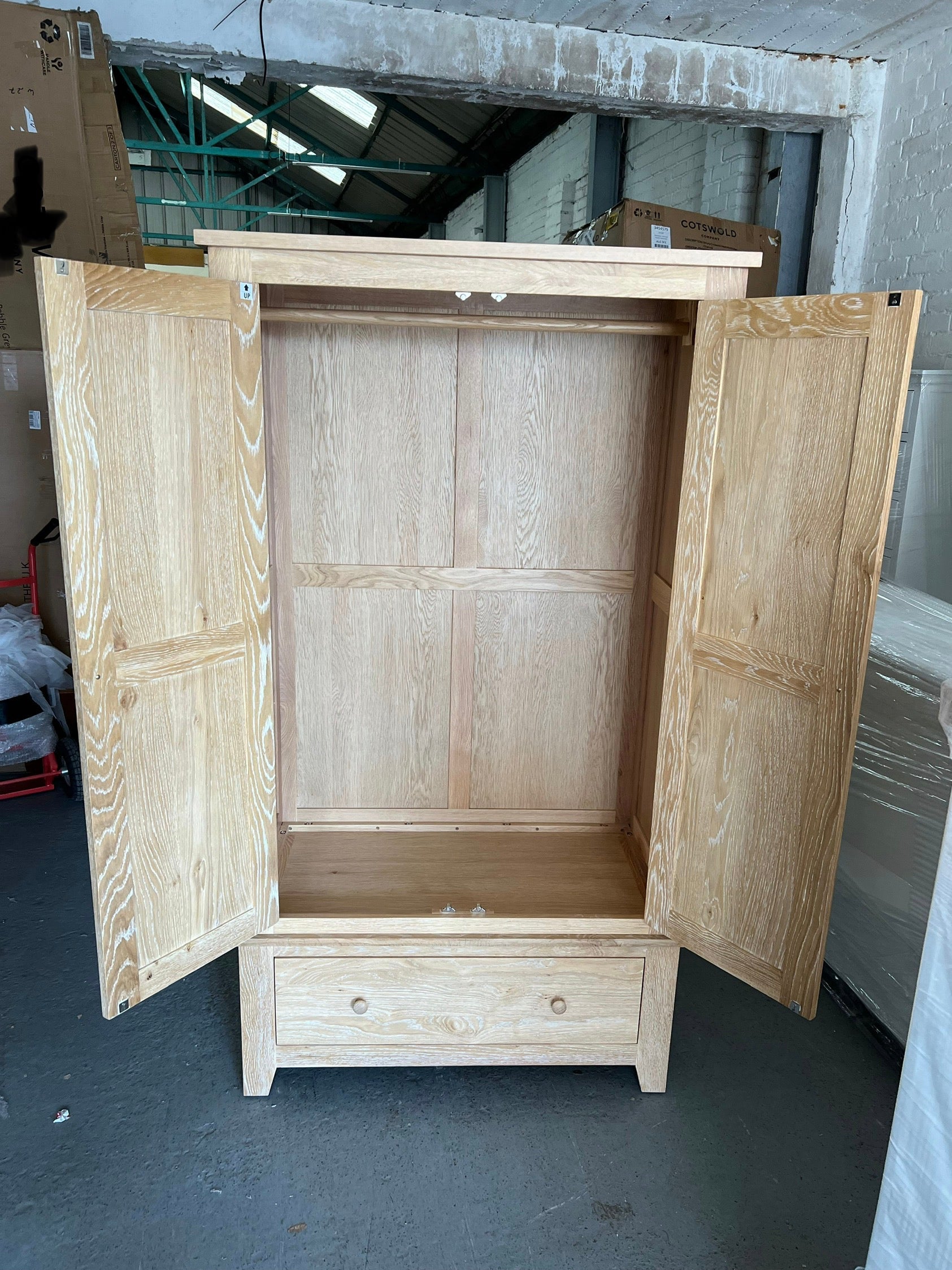 INGLESHAM WHITEWASH OAK
Double Wardrobe Quality Furniture Clearance Ltd
