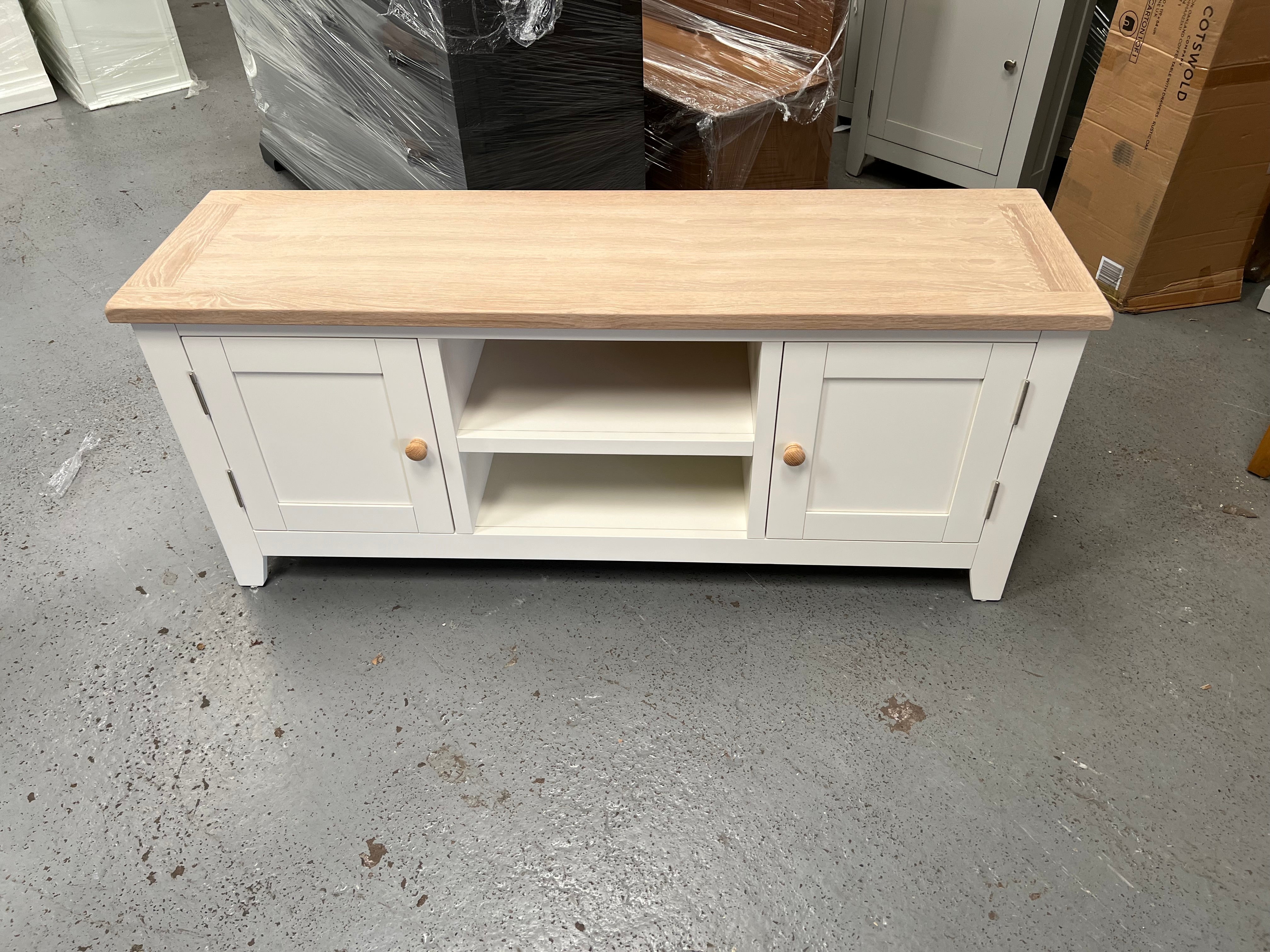 CHESTER CLASSIC CREAM
Large TV Stand up to 60" furniture delivered