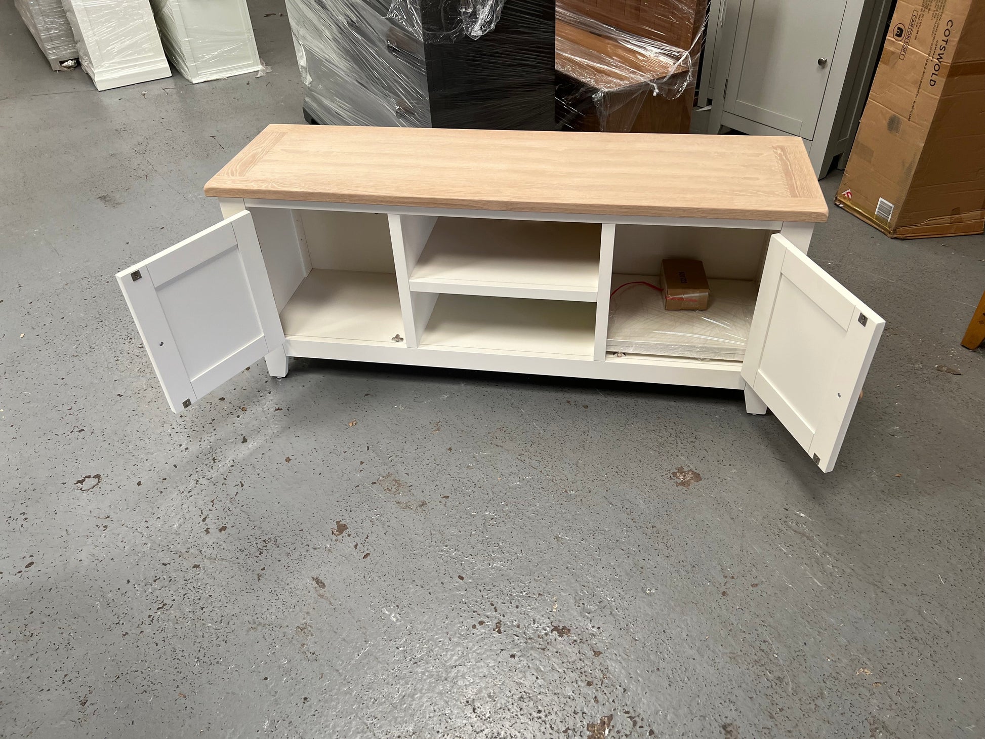 CHESTER CLASSIC CREAM
Large TV Stand up to 60" furniture delivered